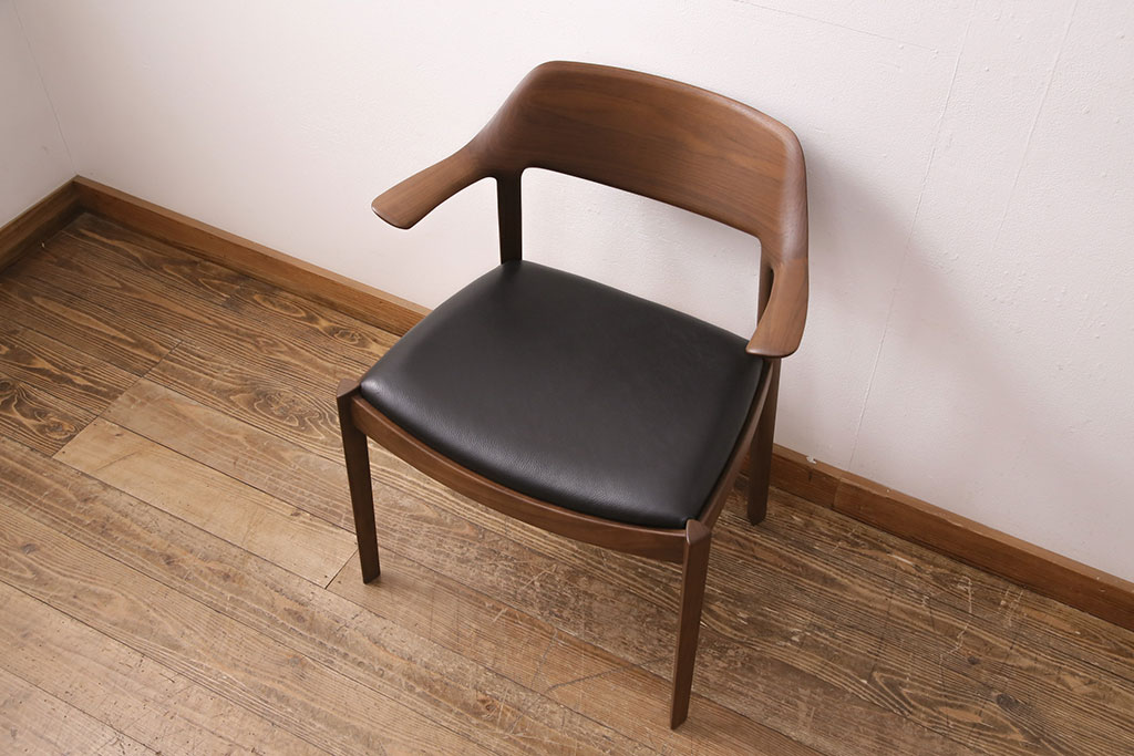 中古　展示美品　2016年製　CONDE HOUSE(カンディハウス)　ウイングラックスシリーズ　ウォールナットの滑らかな木肌とスタイリッシュなデザインが魅力のアームチェア(定価約9万3千円)(牛皮、ダイニングチェア)(R-050527)