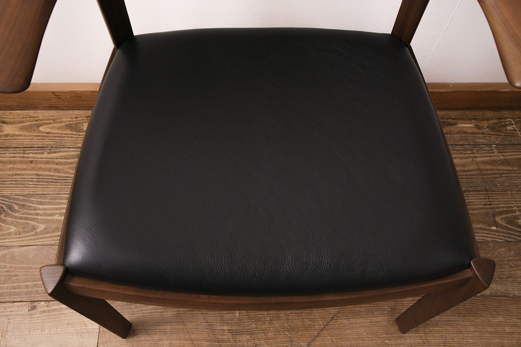 中古　展示美品　2016年製　CONDE HOUSE(カンディハウス)　ウイングラックスシリーズ　ウォールナットの滑らかな木肌とスタイリッシュなデザインが魅力のアームチェア(定価約9万3千円)(牛皮、ダイニングチェア)(R-050527)