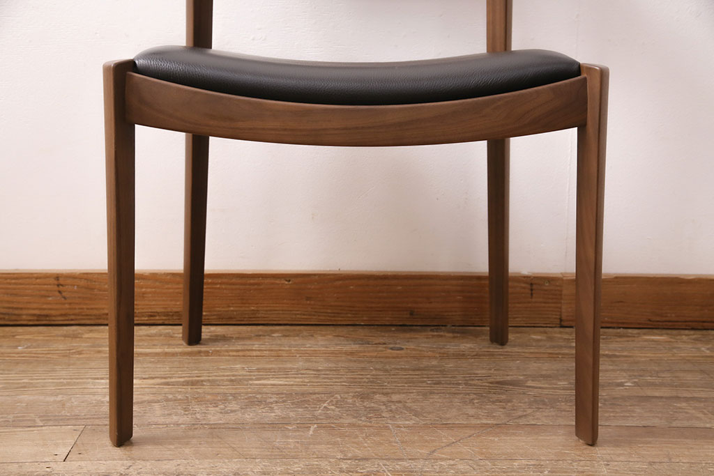 中古　展示美品　2016年製　CONDE HOUSE(カンディハウス)　ウイングラックスシリーズ　ウォールナットの滑らかな木肌とスタイリッシュなデザインが魅力のアームチェア(定価約9万3千円)(牛皮、ダイニングチェア)(R-050527)