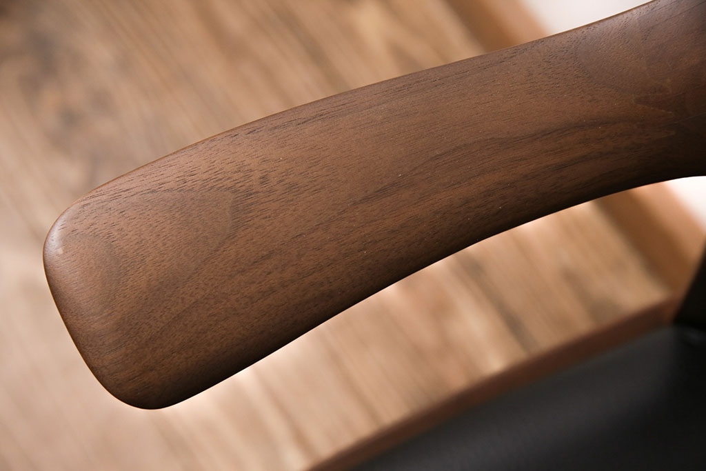 中古　展示美品　2016年製　CONDE HOUSE(カンディハウス)　ウイングラックスシリーズ　ウォールナットの滑らかな木肌とスタイリッシュなデザインが魅力のアームチェア(定価約9万3千円)(牛皮、ダイニングチェア)(R-050528)