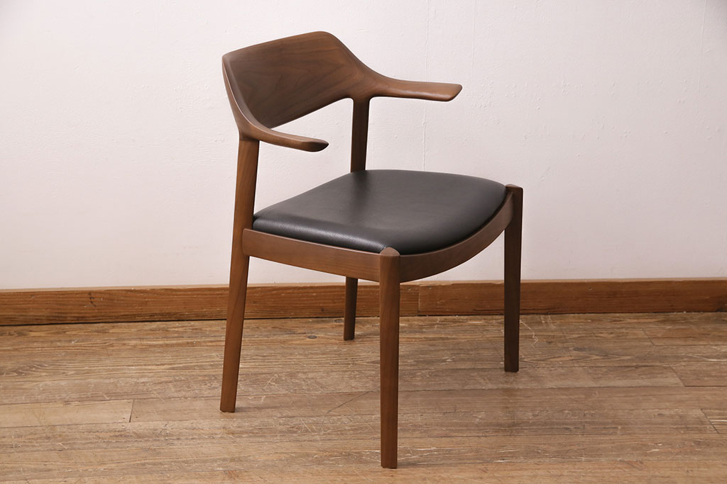 中古　展示美品　2016年製　CONDE HOUSE(カンディハウス)　ウイングラックスシリーズ　ウォールナットの滑らかな木肌とスタイリッシュなデザインが魅力のアームチェア(定価約9万3千円)(牛皮、ダイニングチェア)(R-050529)