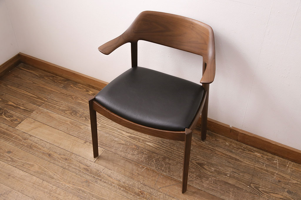 中古　展示美品　2016年製　CONDE HOUSE(カンディハウス)　ウイングラックスシリーズ　ウォールナットの滑らかな木肌とスタイリッシュなデザインが魅力のアームチェア(定価約9万3千円)(牛皮、ダイニングチェア)(R-050529)