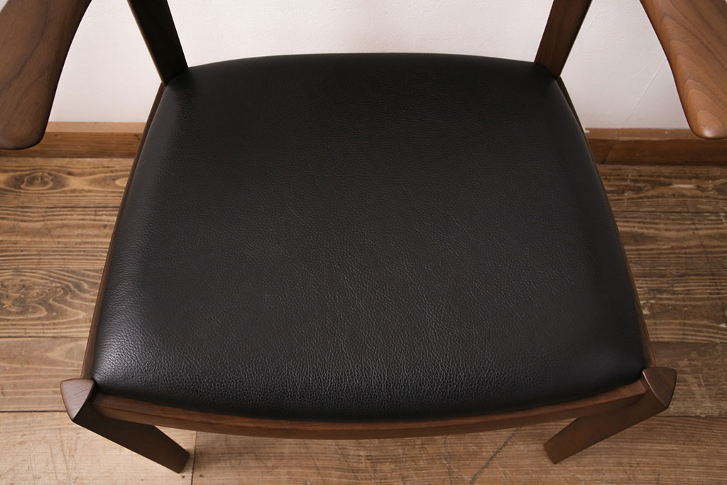 中古　展示美品　2016年製　CONDE HOUSE(カンディハウス)　ウイングラックスシリーズ　ウォールナットの滑らかな木肌とスタイリッシュなデザインが魅力のアームチェア(定価約9万3千円)(牛皮、ダイニングチェア)(R-050529)