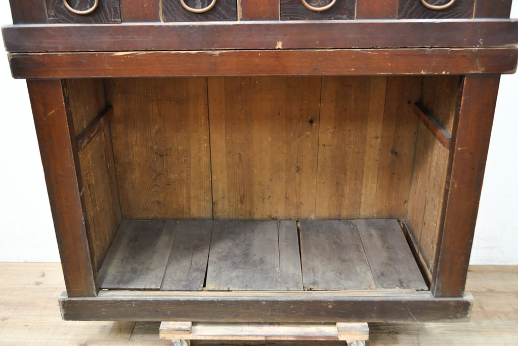 和製アンティーク　前面ヒノキ材・一部ケヤキ材　丁寧な作り込みが魅力的な水屋箪笥・下段(収納棚、戸棚、食器棚)(R-050540)