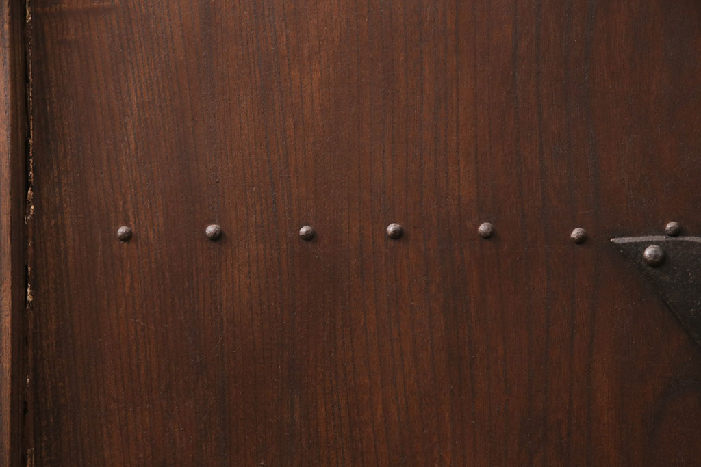 アンティーク建具　明治大正期　総ケヤキ材　細やかな意匠が施された立派な金具が目を引く格子蔵戸(玄関戸、引き戸、建具)(R-050581)