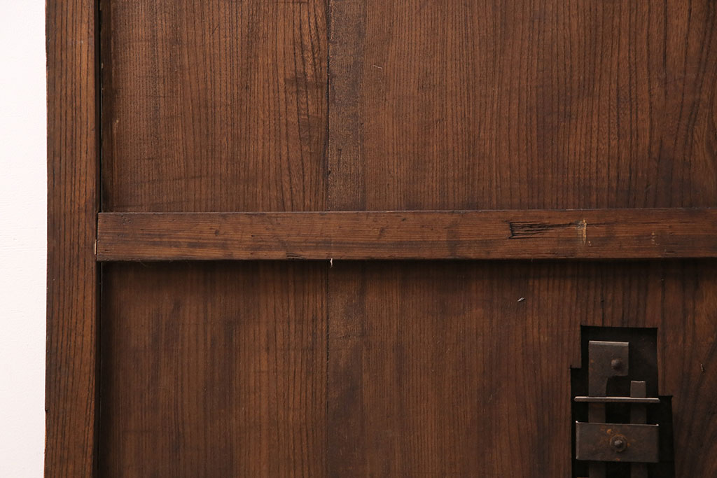 アンティーク建具　明治大正期　総ケヤキ材　細やかな意匠が施された立派な金具が目を引く格子蔵戸(玄関戸、引き戸、建具)(R-050581)