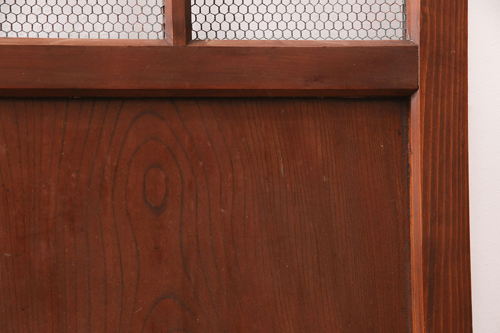 明治大正期　亀甲金網　ヒノキ材　腰板ケヤキ材　巾着金具がアクセントの和の趣あふれる格子蔵戸(玄関戸、引き戸、建具)(R-050582)