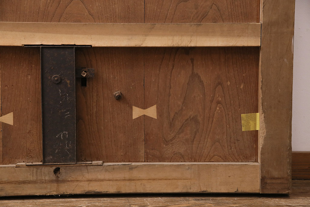 アンティーク建具　明治大正期　框ヒノキ材　ケヤキ材　虎の意匠が施された立派な金具が目を引く蔵戸(玄関戸、引き戸、建具)(R-050584)