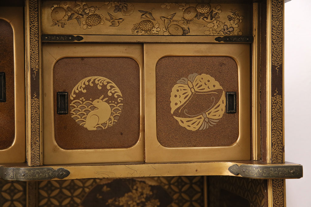和製アンティーク　時代物　美術品　素晴らしい高蒔絵が目を引く梨地飾り棚(茶棚、収納棚)(R-050585)