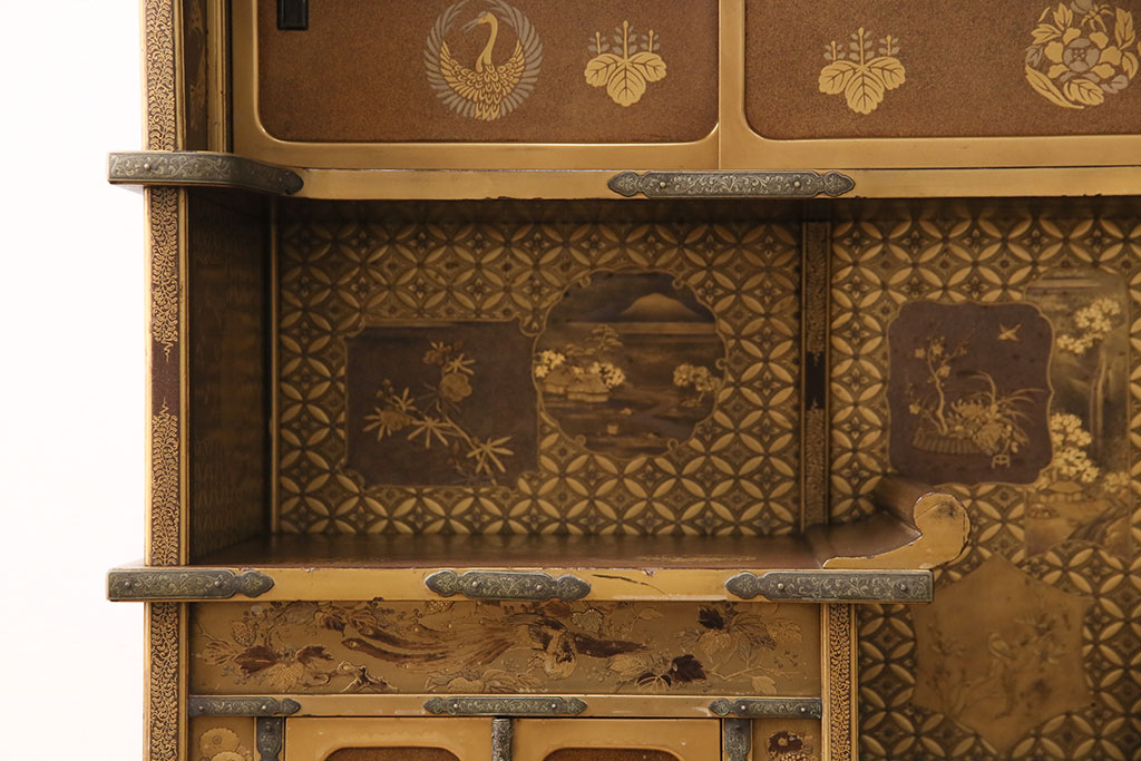 和製アンティーク　時代物　美術品　素晴らしい高蒔絵が目を引く梨地飾り棚(茶棚、収納棚)(R-050585)