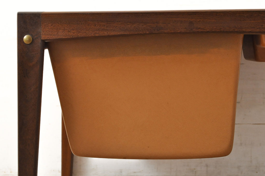 北欧ヴィンテージ　北欧家具　チーク材　天板がスライドする珍しいデザインが魅力の収納付きサイドテーブル(オケージョナルテーブル、ローテーブル、ゲームテーブル、ビンテージ)(R-050614)