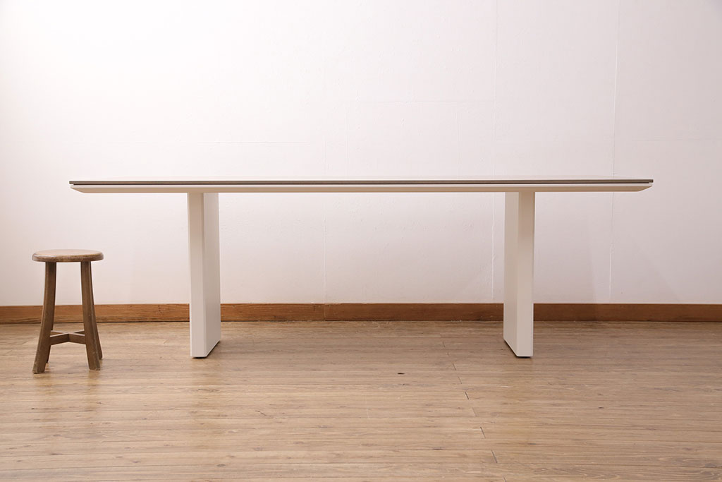 中古　展示品　極美品　arflex(アルフレックス)　AFFOGATO(アフォガード)　白を基調とした空間にマッチするダイニングテーブル(6人掛け、4人掛け)(定価約48万円)(R-050625)