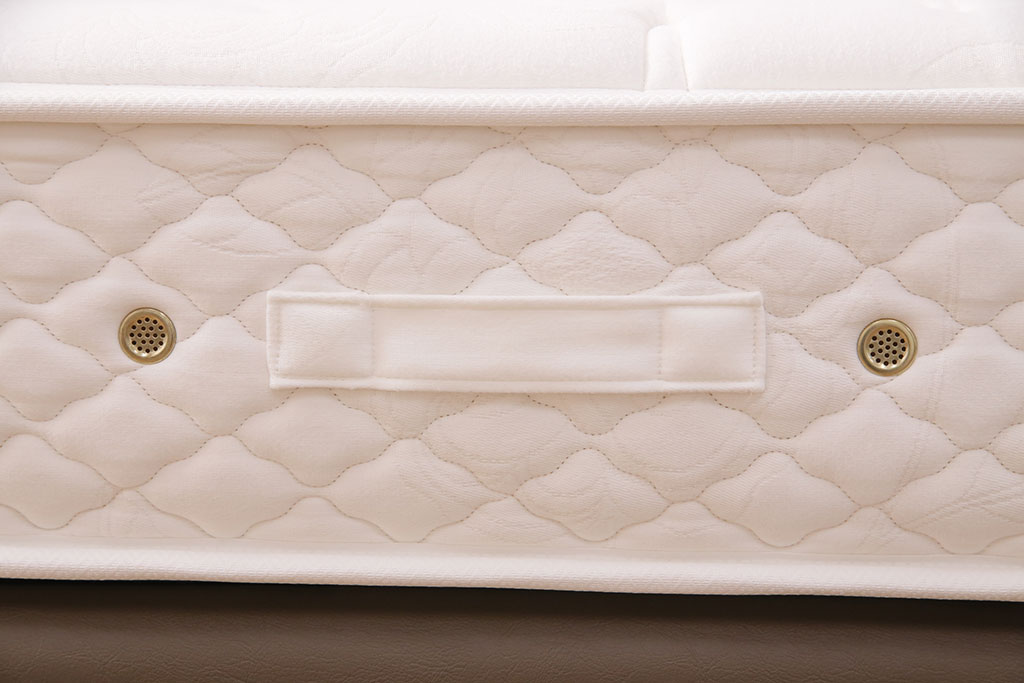 中古　極美品　2017年製　NIHON BED(日本ベッド)　希少!シンプルモダンな空間づくりにおすすめのベッド(セミダブル)(定価約31万9千円)(R-050662)