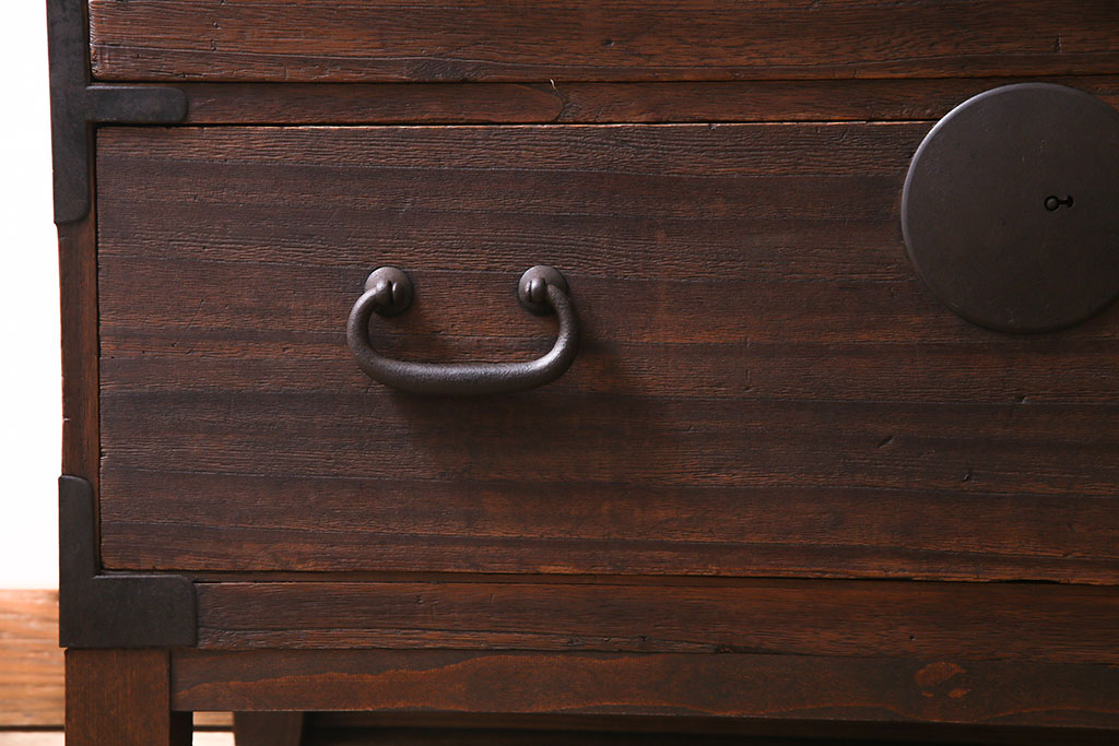 和製アンティーク　桐材　天板・脚付きリメイク　丸金具がポイント!素朴な雰囲気が魅力の箪笥ローボード(引き出し、チェスト、テレビ台)(R-050692)