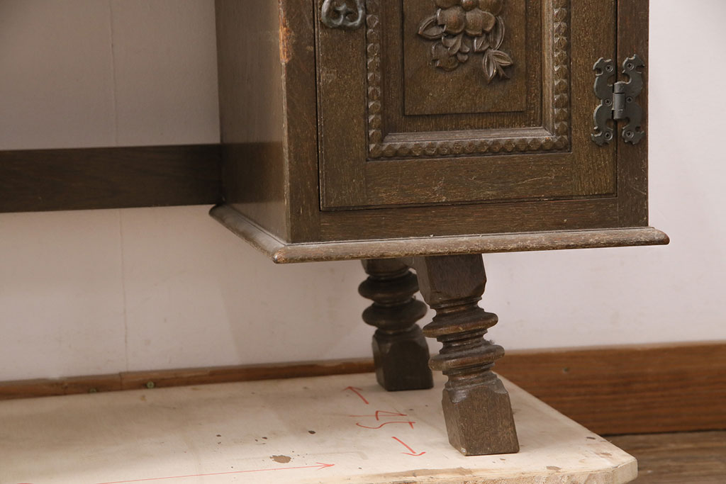 和製ヴィンテージ　神戸洋家具　ナラ材　ペイント仕上げ限定　彫り彫刻が華やかな雰囲気を演出するドレッサー&チェアセット(鏡台、ミラー、ビンテージ)(R-050694)