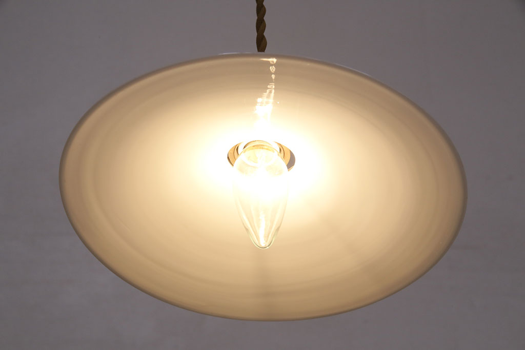 アンティーク照明　昭和初期　先のとがった電球がレトロな雰囲気を高める平笠シェードの吊り下げ照明(ペンダントライト、天井照明、電笠、シェード)(R-050699)