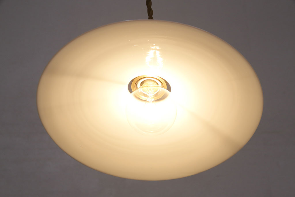 アンティーク照明　昭和レトロな趣が魅力的な平笠シェードのペンダントライト2個セット(吊り下げ照明、天井照明、シェード、電傘)(R-050706)