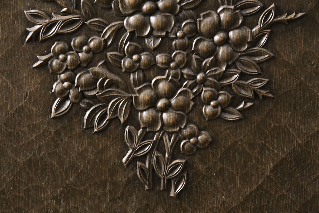和製ヴィンテージ　　神戸洋家具　ナラ材　ペイント仕上げ限定　華やかな花の彫刻が目を引くワードローブ(洋服タンス、ビンテージ)(R-050715)