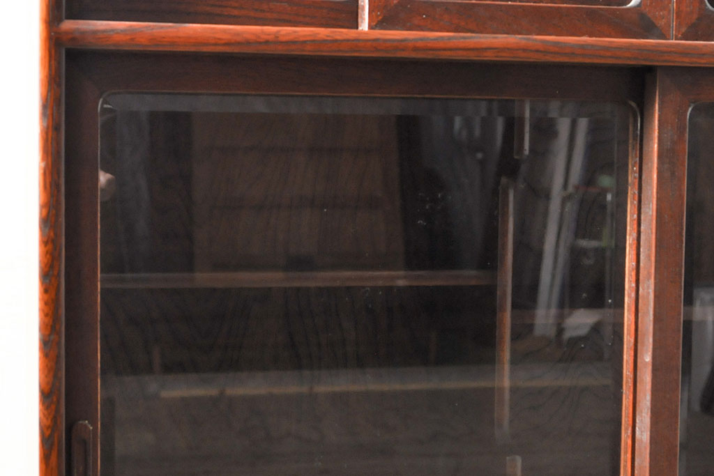 中古　美品　工芸家具　ケヤキ材　漆塗り　しっとりとした佇まいの上品な茶箪笥(定価37万円)(飾り棚、収納棚)(R-050766)