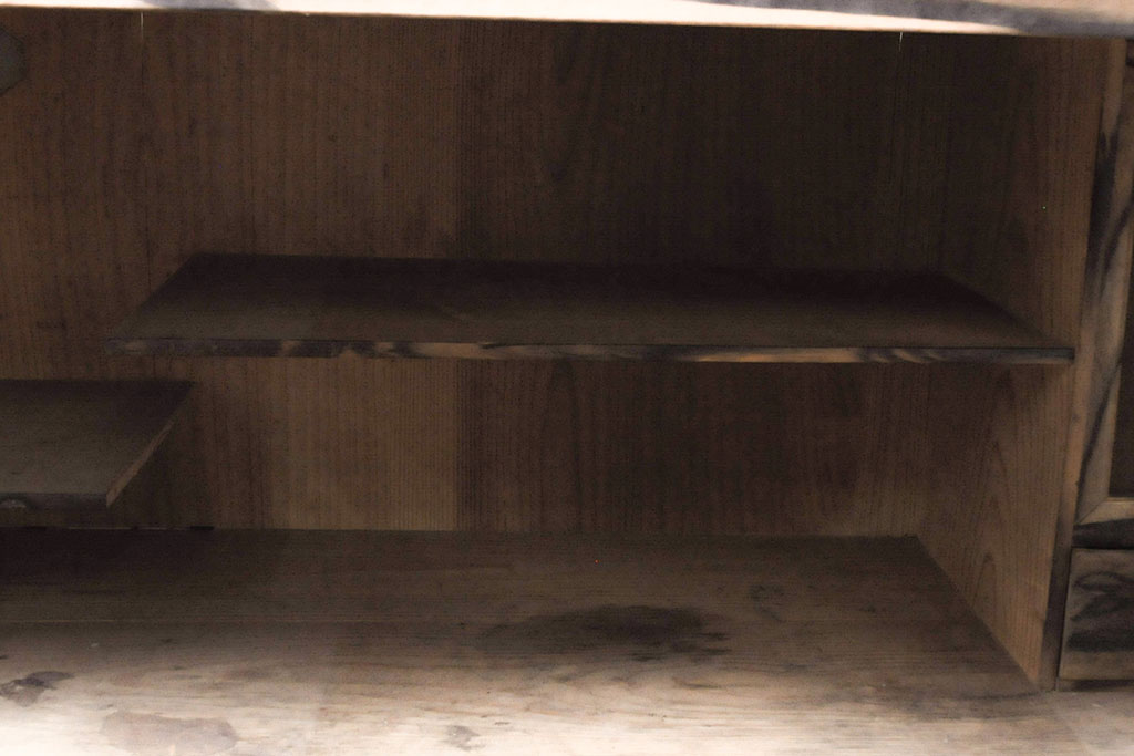 和製アンティーク　黒柿風の杢目が味わいを醸し出す収納棚(戸棚、茶棚、リビングボード、テレビ台)(R-050771)