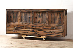 アンティーク家具　和製アンティーク　ケヤキ材　重厚な佇まいが貫録のある時代箪笥(収納棚)