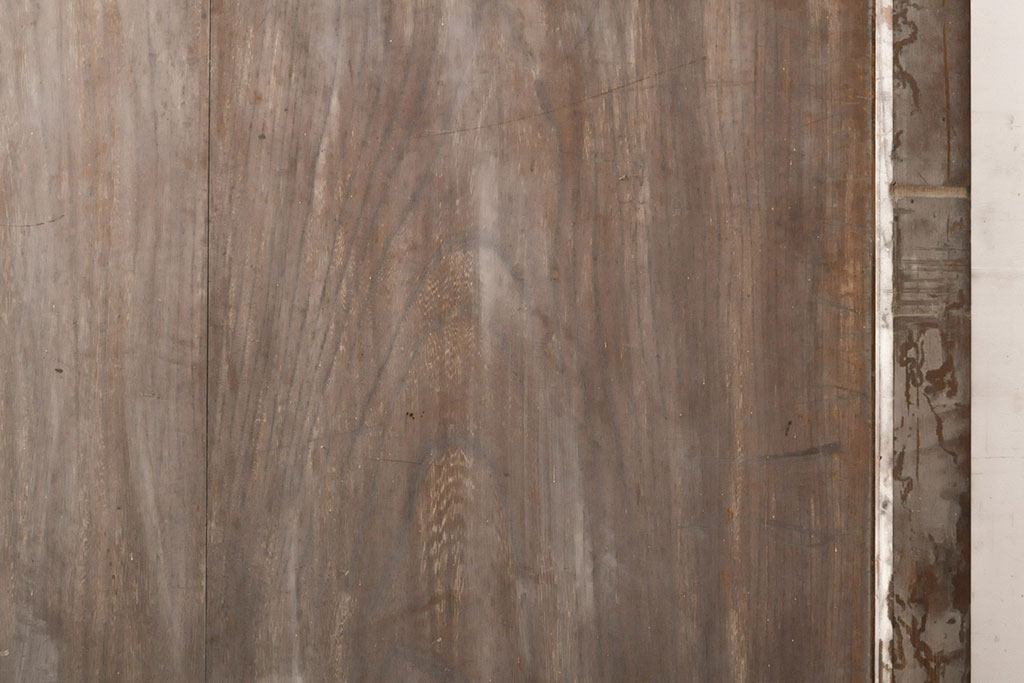 アンティーク建具　総ケヤキ材　鶴丸紋が目を惹く、渋い風合いの蔵戸(引き戸、玄関戸)(R-050774)