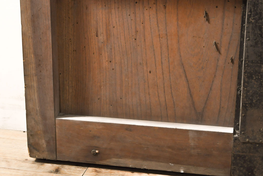 アンティーク建具　総ケヤキ材　鶴丸紋が目を惹く、渋い風合いの蔵戸(引き戸、玄関戸)(R-050774)