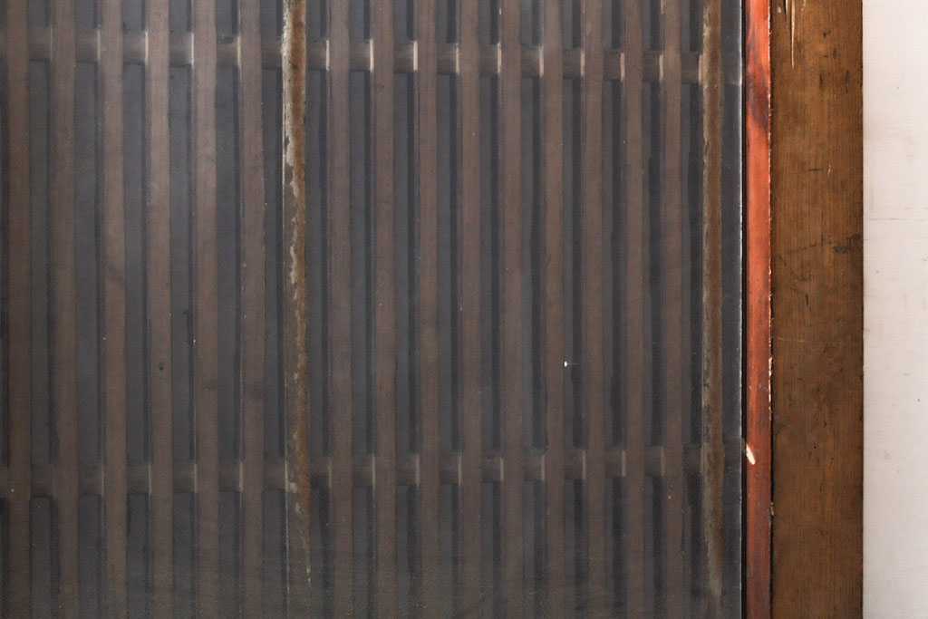 和製アンティーク　ヒノキ材・ケヤキ材　金網付き　和の風情を醸し出す格子くぐり戸(蔵戸、建具、引き戸、格子戸、マス目、升目)(R-050782)