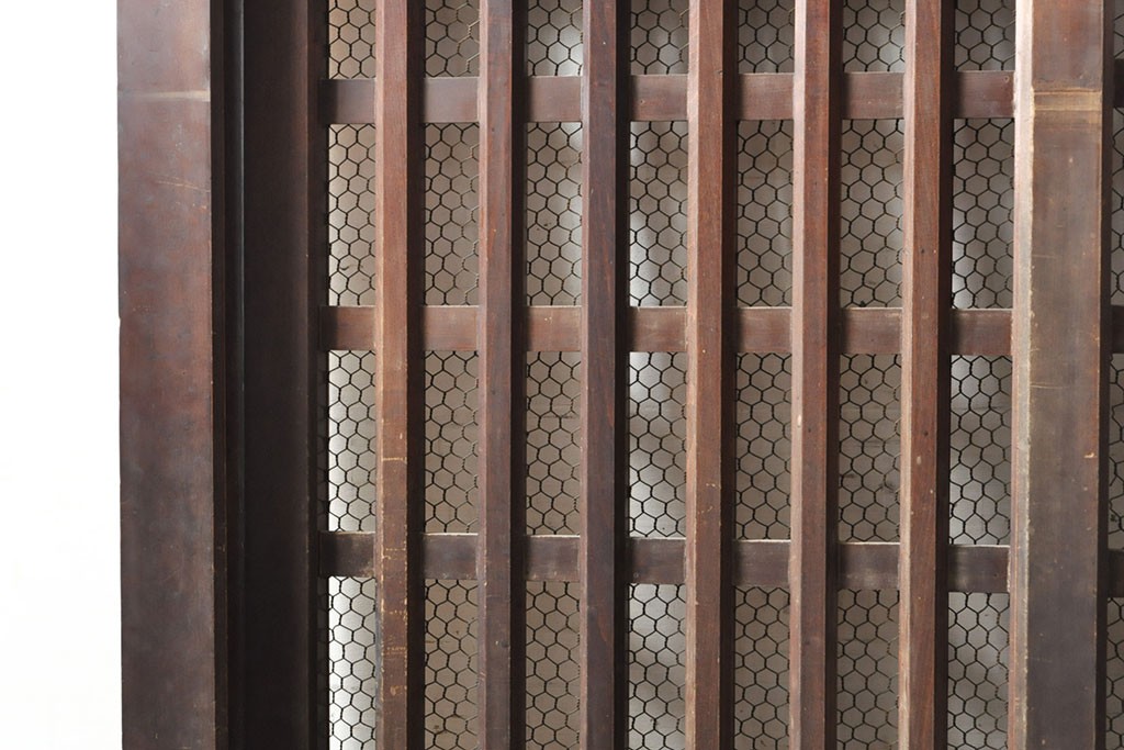 和製アンティーク　ヒノキ材・ケヤキ材　金網付き　太めの格子が上品さを醸し出すくぐり戸(蔵戸、建具、引き戸)(R-050783)