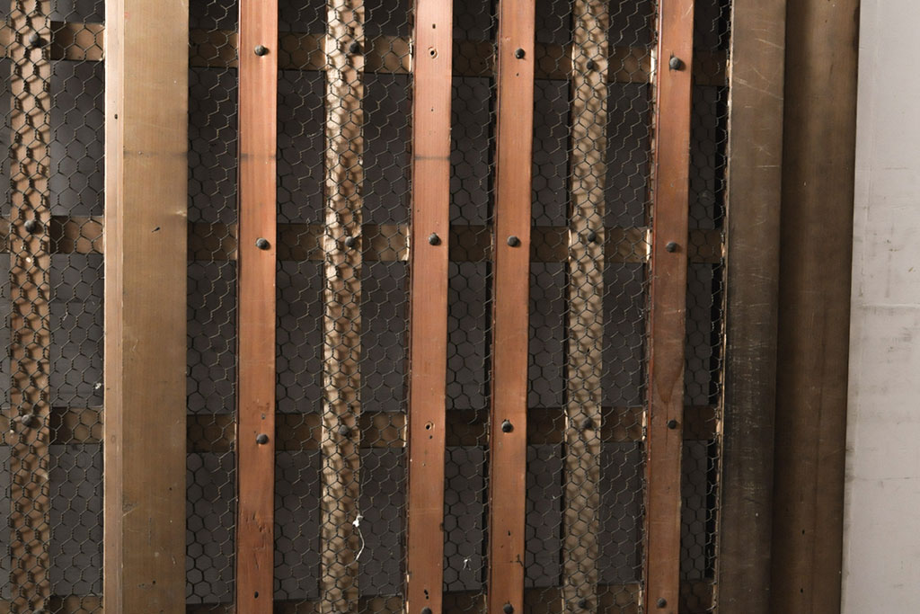 和製アンティーク　ヒノキ材・ケヤキ材　金網付き　太めの格子が上品さを醸し出すくぐり戸(蔵戸、建具、引き戸)(R-050783)