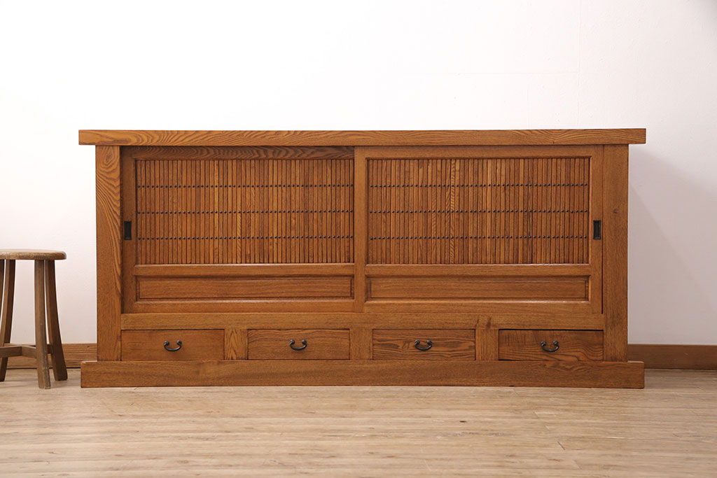 中古　美品　楡(ニレ)材　総無垢材　美しい木目と品のある佇まいが魅力の重ね水屋箪笥(戸棚、収納棚、食器棚)(R-050795)