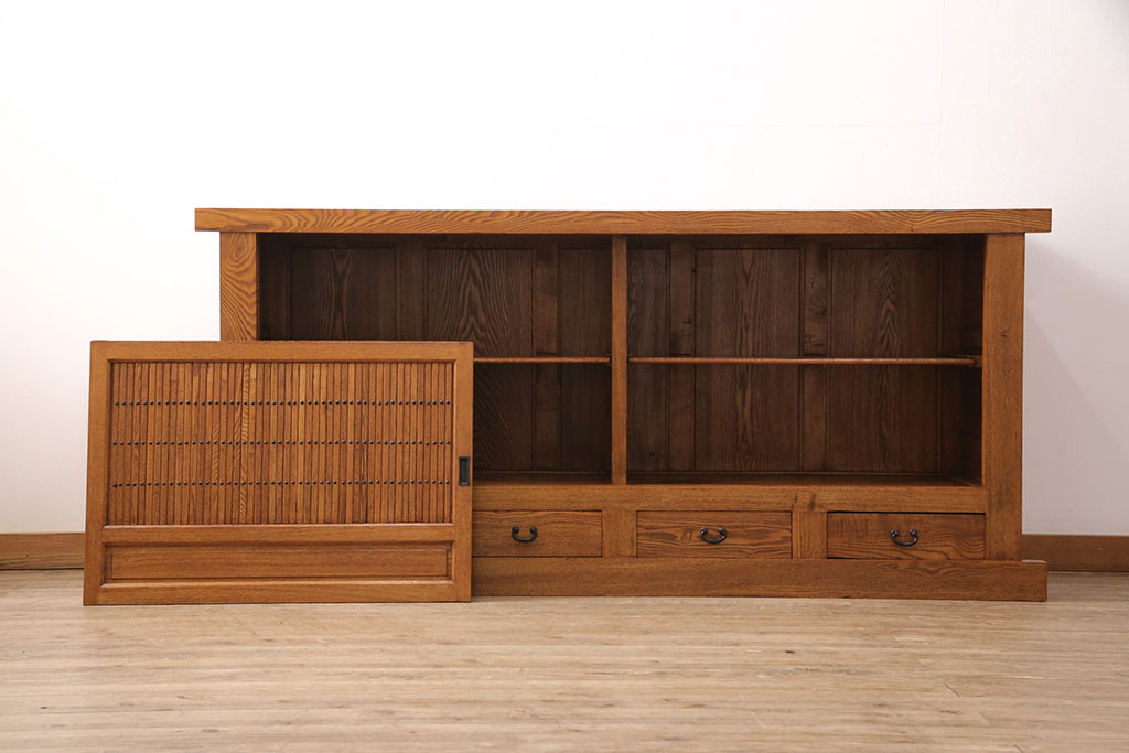中古　美品　楡(ニレ)材　総無垢材　美しい木目と品のある佇まいが魅力の重ね水屋箪笥(戸棚、収納棚、食器棚)(R-050795)