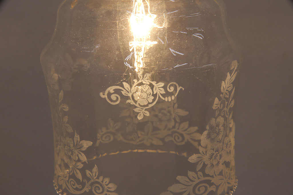 アンティーク照明　イギリスアンティーク　小さなフリルと花模様のすり加工が上品な雰囲気を高めるペンダントライト(吊り下げ照明、天井照明、シェード)(R-050798)