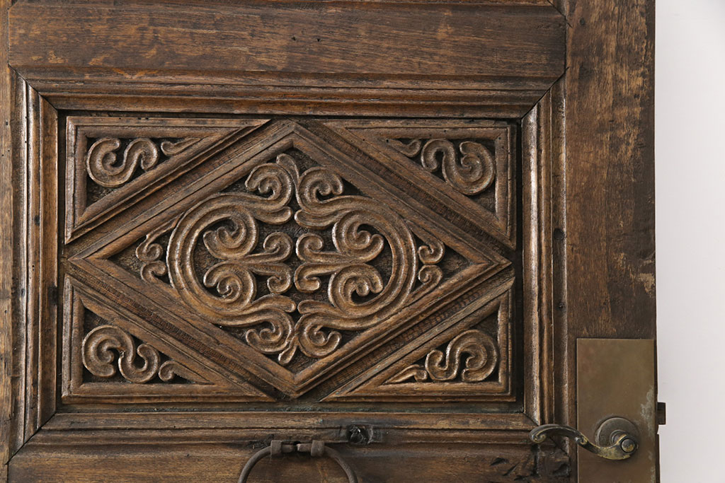 海外アンティーク　経年による風合いが雰囲気を高める、味わい深い彫刻ドア1枚(木製扉、建具)(R-050866)