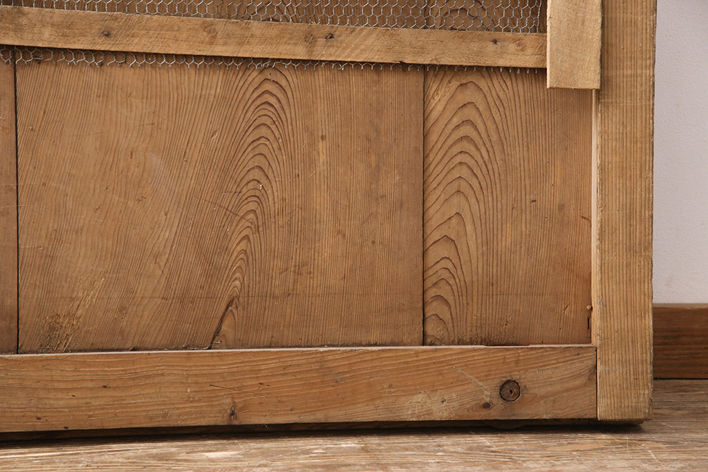 和製アンティーク　杉材　亀甲金網付き　明治大正期につくられた品のある格子蔵戸(引き戸、玄関戸、建具)(R-050868)