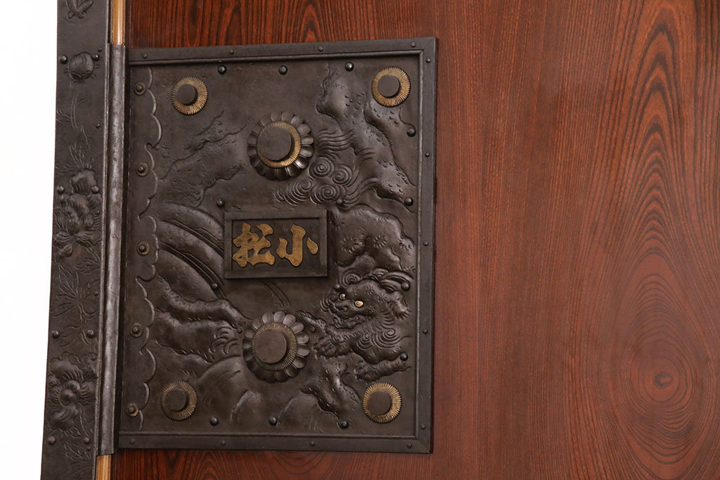 美品　明治大正期　酒田産　庄内　ケヤキ材　極上品!重厚感のある立派な金具と美しい漆が魅力の蔵戸(玄関戸、引き戸、建具)(R-050870)