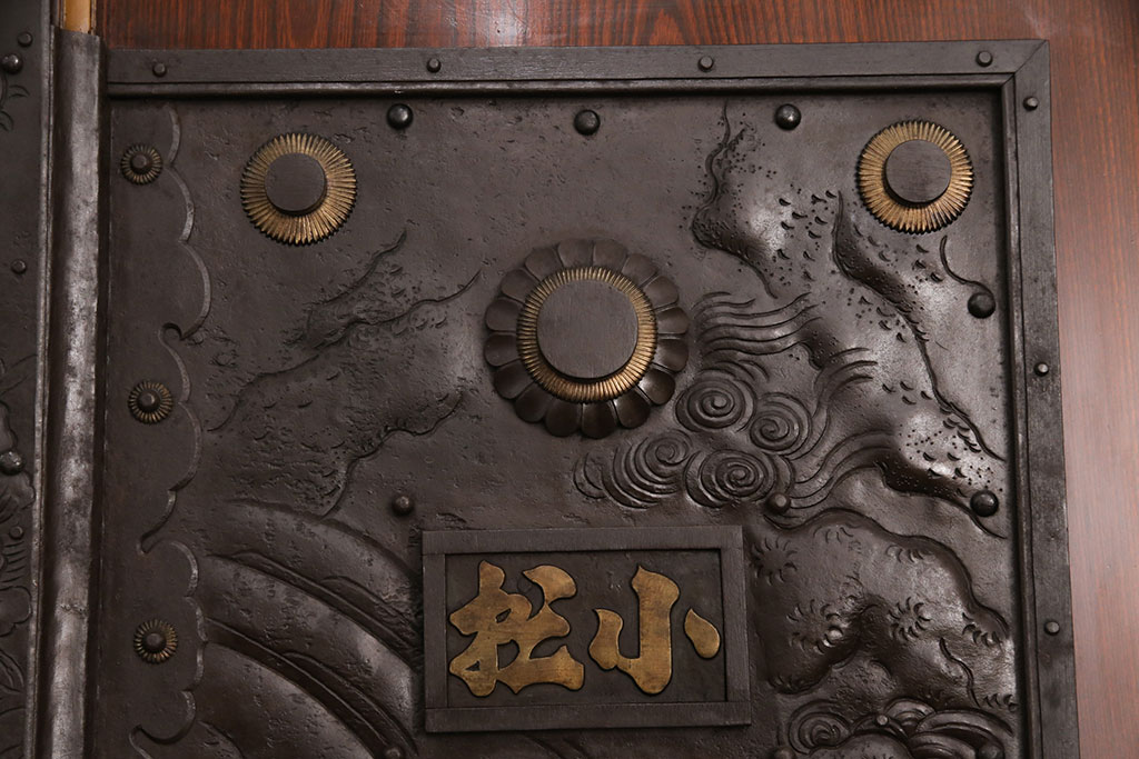 美品　明治大正期　酒田産　庄内　ケヤキ材　極上品!重厚感のある立派な金具と美しい漆が魅力の蔵戸(玄関戸、引き戸、建具)(R-050870)