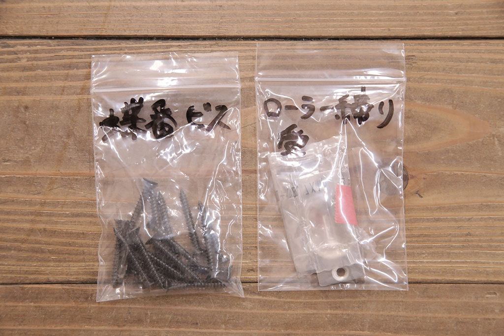 ドアの戸幅をリメイク!幅を小さくリサイズし、開き勝手を変更。ガラスを花菱模様ガラスに交換し、引手を取り付け。裏と表で異なるカラーにペイント仕上げ。