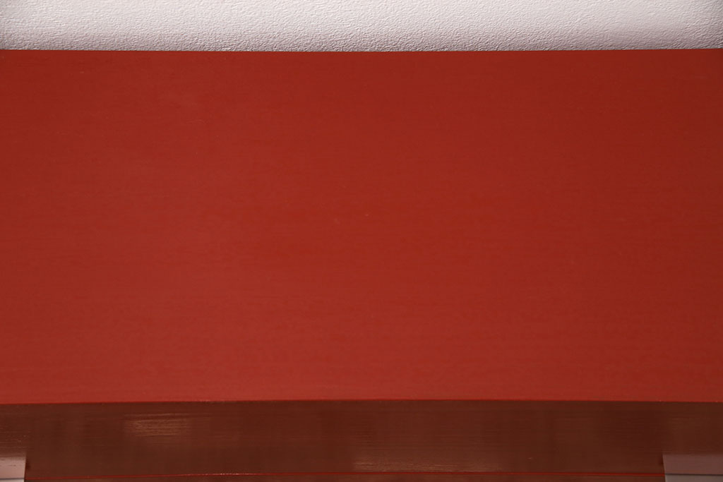 【オーダー注文・受注生産商品】赤いカシュー塗りが印象的!お部屋に華やぎを添える置型仏壇です。スペースを有効活用して扉を須弥壇に。和室や和モダンなリビングにも合います。お客様のご希望に合わせたオーダーも可能。大切な家族のために次世代につなぐ、ラフジュ工房オリジナルのお仏壇(小型仏壇、手作り仏壇)(R-050887)