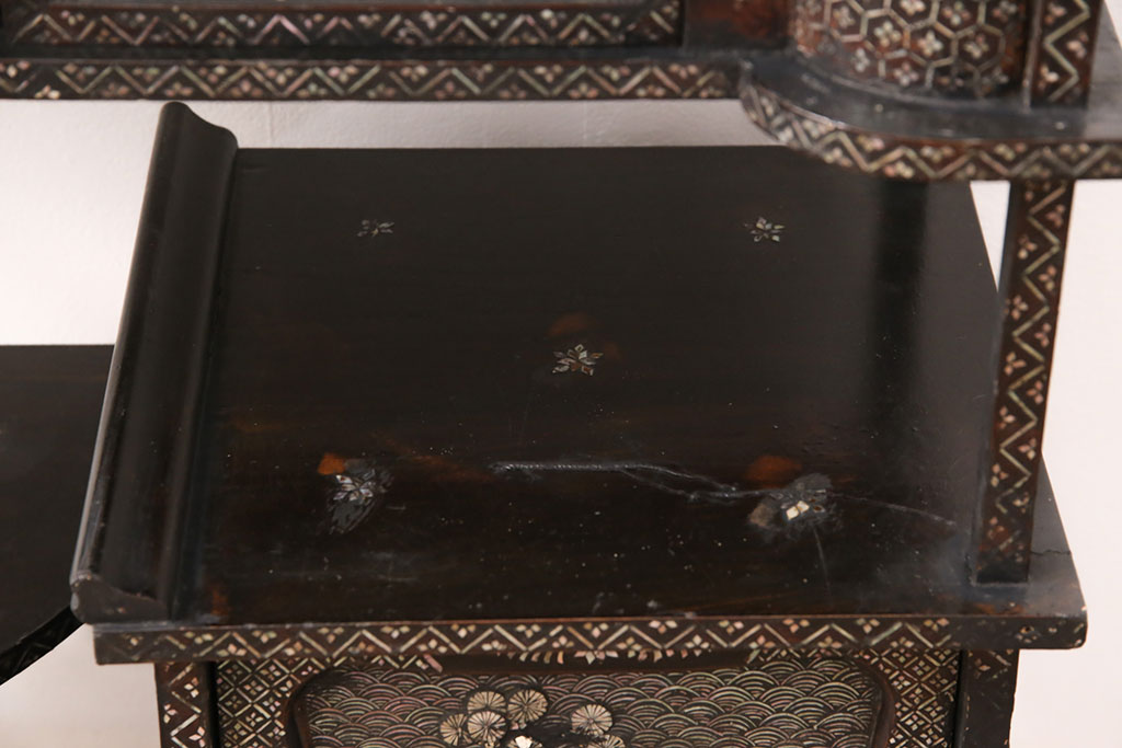 和製アンティーク　時代物　螺鈿細工で描かれた細かな絵柄が美しい飾り棚(茶棚、収納棚、戸棚)(R-050893)
