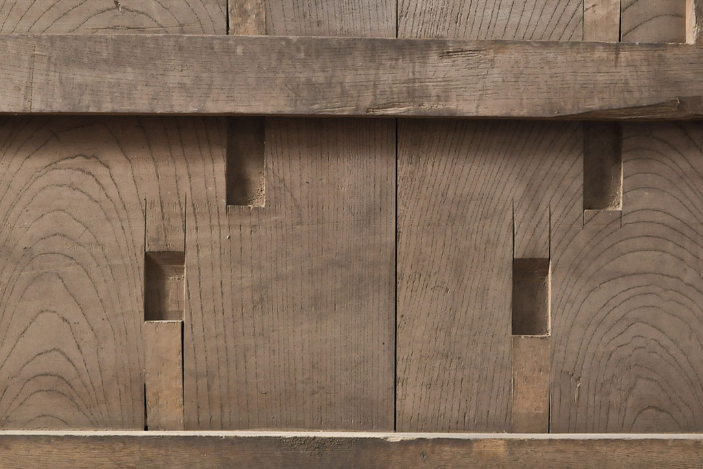 和製アンティーク　総ケヤキ材　上手物!重厚感のある厚みと堅牢な佇まいが魅力の格子蔵戸(建具、引き戸、玄関戸)(R-050899)