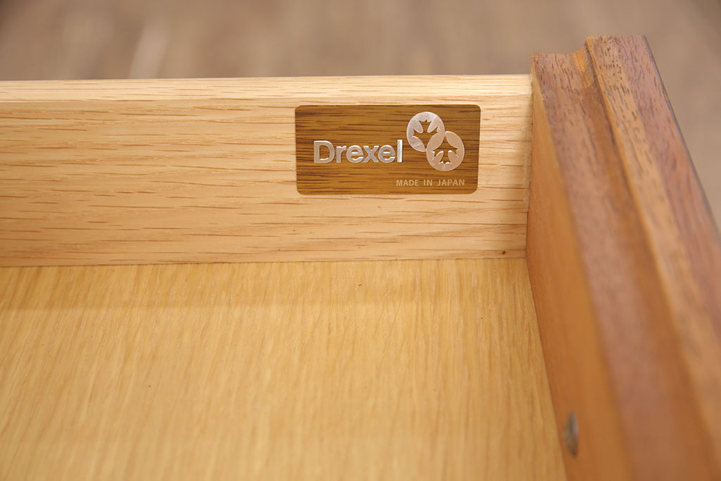 中古　超美品　マホガニー材　DREXEL HERITAGE(ドレクセルヘリテイジ)　Triune(トライユン)　上品な佇まいが魅力のナイトテーブル(サイドテーブル、収納棚、キャビネット)(R-050956)