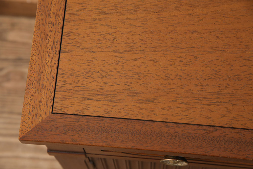 中古　超美品　マホガニー材　DREXEL HERITAGE(ドレクセルヘリテイジ)　Triune(トライユン)　上品な佇まいが魅力のナイトテーブル(サイドテーブル、収納棚、キャビネット)(R-050956)