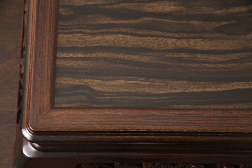 中古　美品　唐木　黒檀材　松や梅の彫刻と美しい杢目が上品さを漂わせる花台(飾り台、ディスプレイ台)(R-050958)