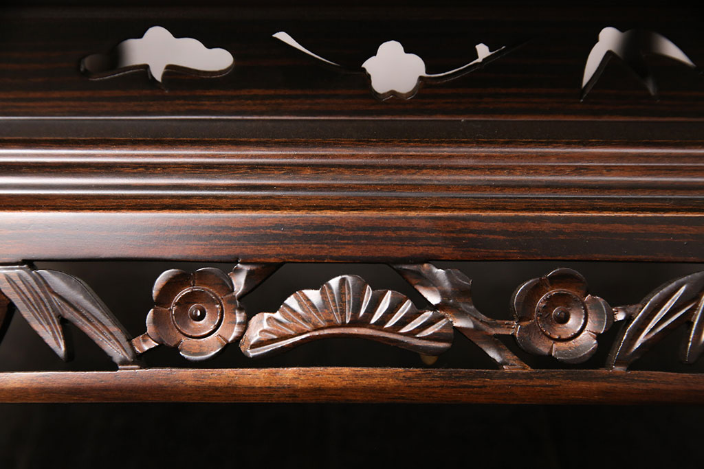 中古　美品　唐木　黒檀材　松や梅の彫刻と美しい杢目が上品さを漂わせる花台(飾り台、ディスプレイ台)(R-050958)