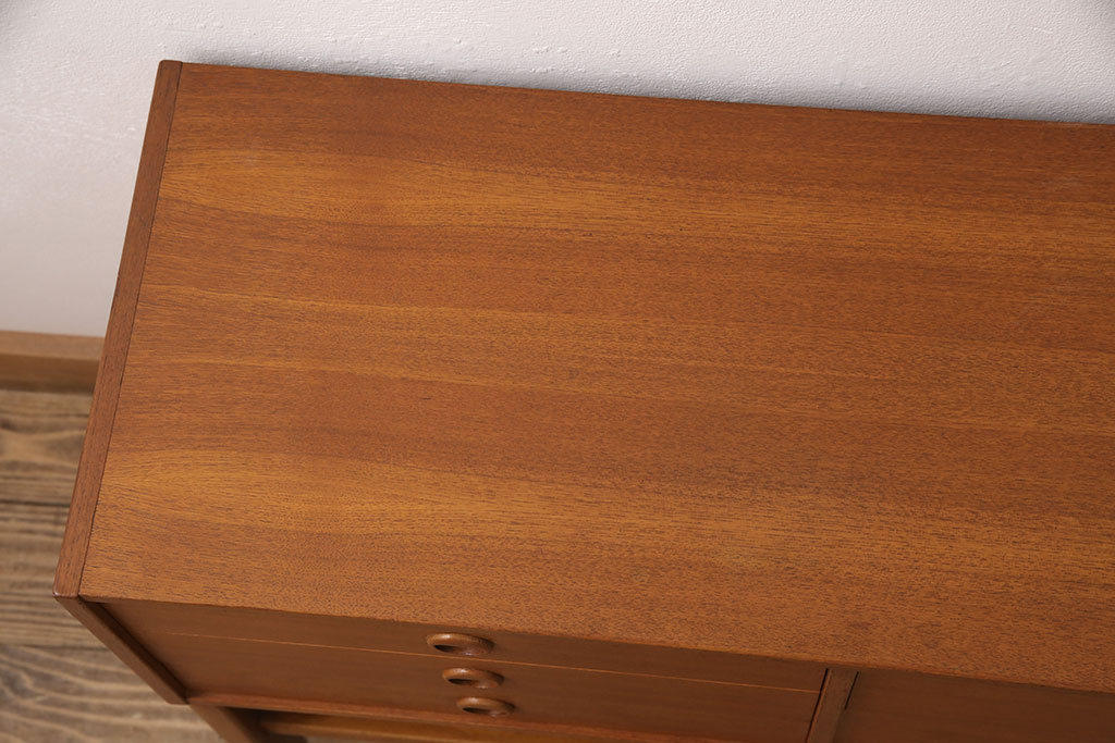 北欧ヴィンテージ　デンマーク家具　チーク材　空間に取り入れやすい小ぶりなサイズのサイドチェスト(サイドボード、引き出し)(R-050962)