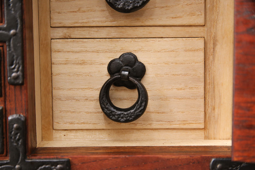 中古　岩谷堂箪笥　巾着モチーフの金具が目を引く小引き出し(小箪笥、卓上収納、小抽斗)(R-050974)
