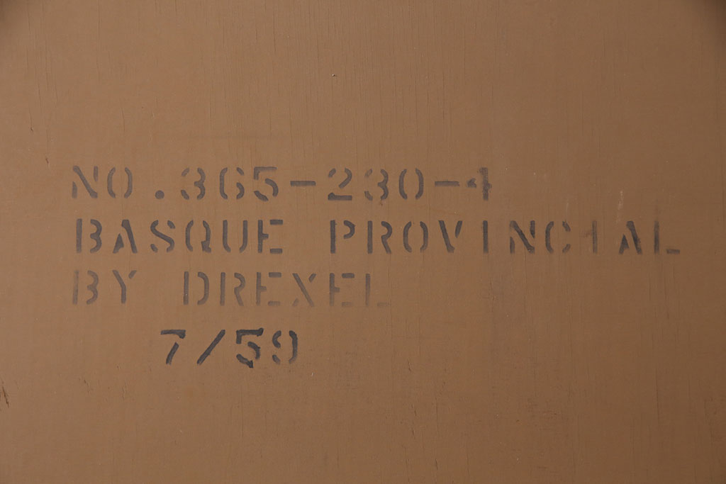アメリカヴィンテージ　アメリカ輸入家具　DREXEL HERITAGE(ドレクセルヘリテイジ)　 エレガントなデザインが魅力的なキャビネット(カップボード、食器棚、ビンテージ)(R-050975)