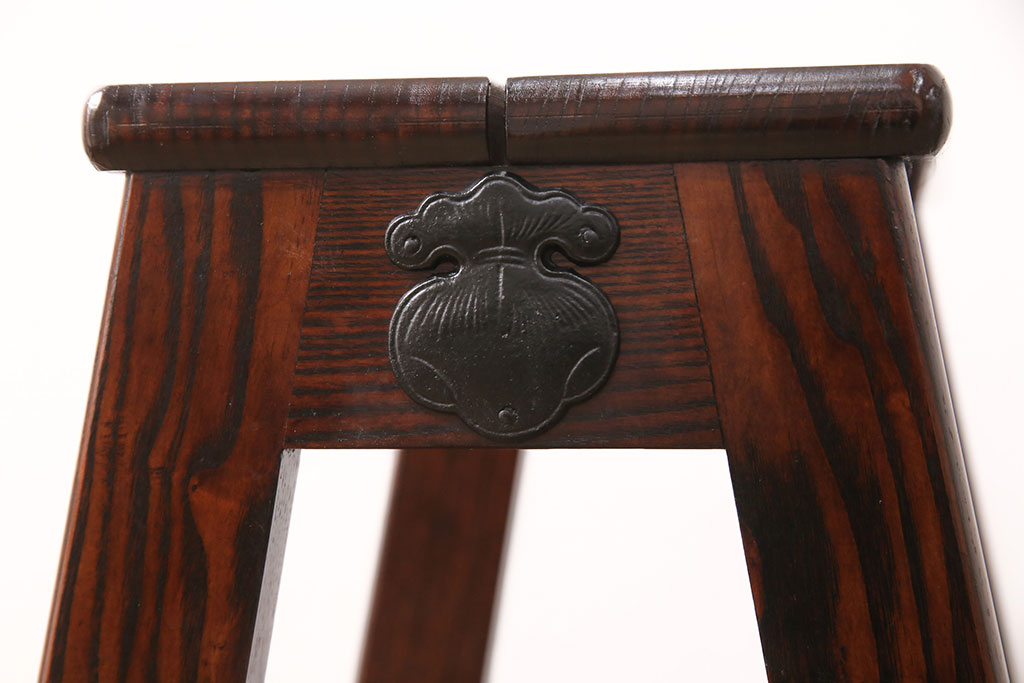 中古　美品　岩谷堂箪笥　漆塗り　特注品!巾着金具がアクセントのケヤキ材製踏み台(ステップ、花台、飾り台)(R-051000)