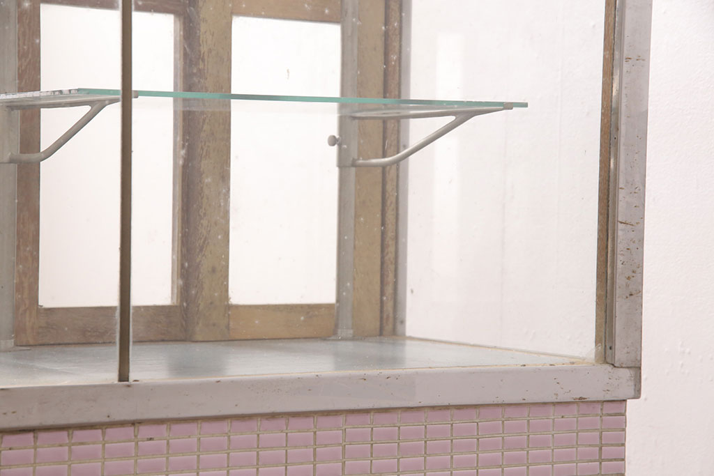 和製アンティーク　タイル張りがレトロで可愛らしい!L型デザインが珍しいガラスケース(陳列棚、ショーケース、店舗什器)(R-051017)